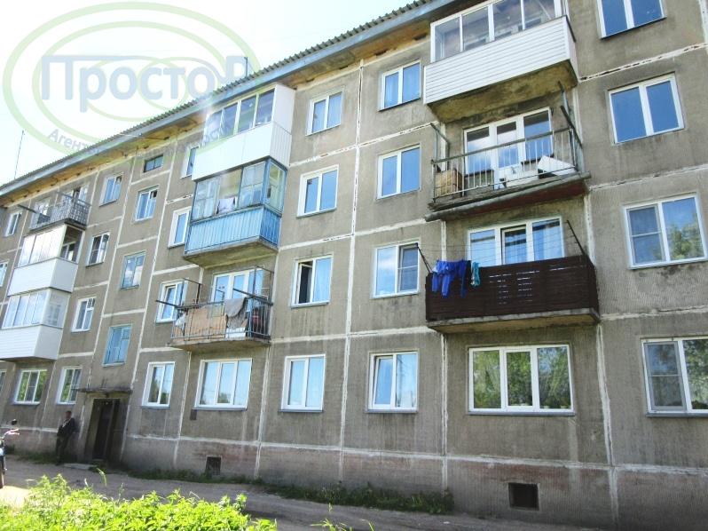 Двухкомнатная квартира общей площадью 43,4 кв.м.. В самом центре посёлка Октябрьский. С маленькими коммунальными платежами, что немаловажно. Есть балкон. Требуется ремонт. Свободна от проживающих. Добротный, панельный дом 1965 года постройки. Как обычная городская пятиэтажка, но без пятого этажа