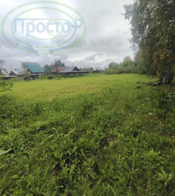 В продаже участок ИЖС (земли населенных пунктов), ровный, без уклонов, не заросший деревьями. Участок угловой что даёт несколько преимуществ - соседи только с одной стороны. Заезд во двор можно сделать с нескольких сторон. При желании участок можно разделить на два.
Коммуникации до участка бесплатн