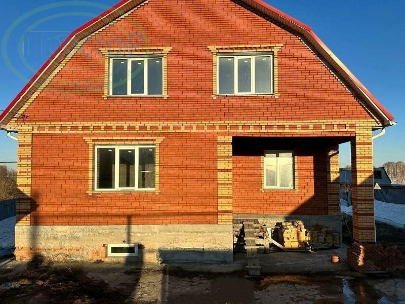 Дом из бетонных блоков на бетонном ленточном фундаменте, трехуровневый: цокольный этаж площадью 130 кв.м., жилой этаж и мансардный этаж по 110 кв.м., обложен кирпичом. По документам «объект незавершённого строительства». При необходимости, в короткие сроки зарегистрируем как «жилой».
Перекрытия цок