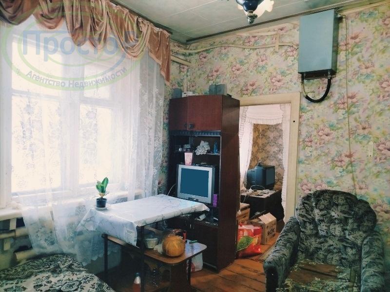 Дом высокий, стены- брус. Объект- состоит из двух отдельных помещений, в каждом по комнате, по кухне и по санузлу - можно объединить в одно как раньше и было (3 комнаты+кухня+ с/у). Потолки 2.80, большие окна. Крепкие полы, ровные стены. Централизованное водоснабжение. Газ подведен - в одной части д