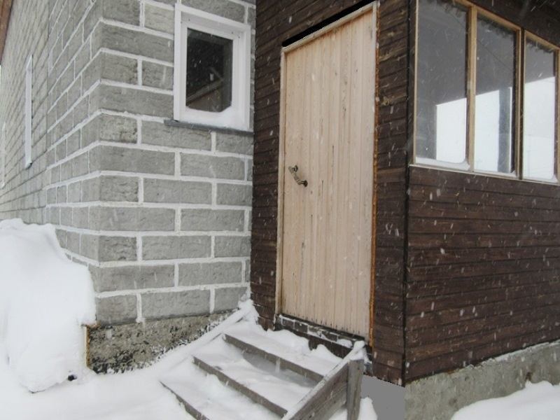 Кирпичный дом 2018 года постройки. Хорошая планировка. Интересные дизайнерские решения. Качественные материалы. В доме высокие потолки. Установлен надежный и экономичный электрический котел, круглосуточно поддерживающий заданную температуру в доме, есть альтернативное отопление – твердым топливом