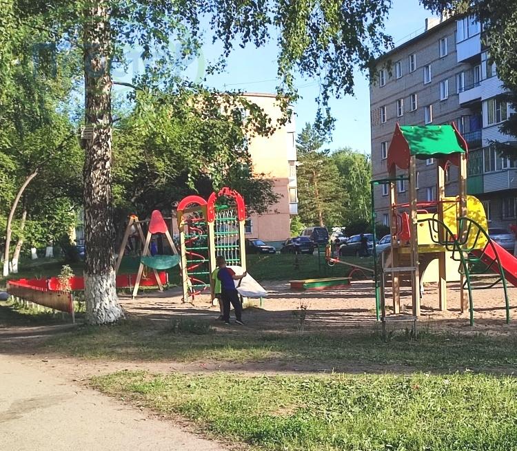 Продажа однокомнатной квартиры в экологически чистом районе с развитой инфраструктурой! Состояние квартиры, жилое. Санузел совмещённый. В квартире установлены пластиковые окна. Балкон застеклён. Чистый подъезд, спокойные соседи. Вокруг дома много зелени, есть детская площадка. Рядом расположены маг