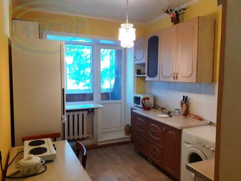 Предлагается к продаже 2-х комнатная квартира на ст. Мочище. Редкое предложение: аналог современного таунхауса. Дом 4-х квартирный. Ко всем квартирам отдельный вход с улицы. Дом 1972 года постройки, железобетонные перекрытия, толстые кирпичные стены. Централизованное отопление и водоснабжение. Бол